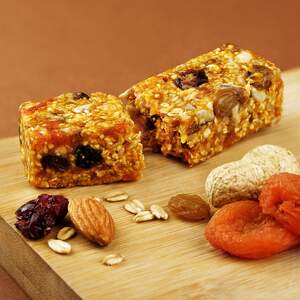 Злаковий гранола батончик зі смаком кураги без доданого цукру від FOODERA без обгортки